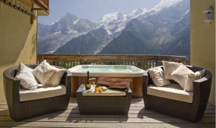 Chalet Serena. Hot Tub. View. 