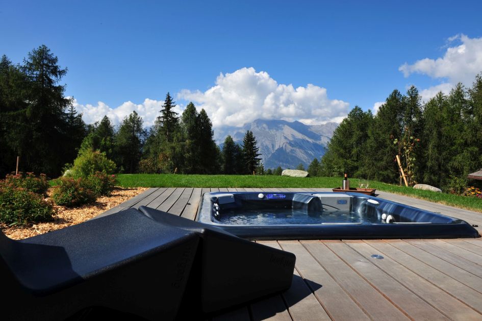 Chalet Hidden Dragon is a true alpine retreat in the Swiss Alps. It's outdoor hot tub, found on the terrace, looks out to mountain views and greenery that surrounds the chalet.