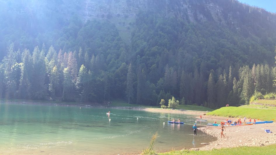 Watersports on a sunny day at Lac Montriond