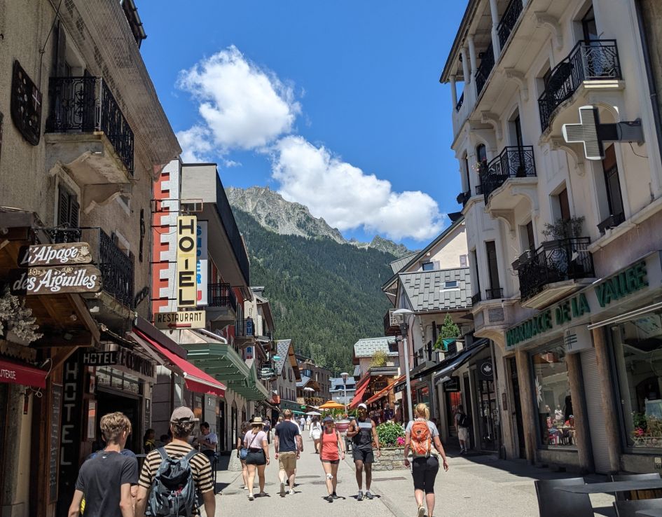 Navigation around Chamonix Chamonix in summer is perfect for all ages. It takes approx. 15-20 minutes from one side of the valley to the other, meaning navigation in Chamonix is easy, even if it is your first time in the Alps!