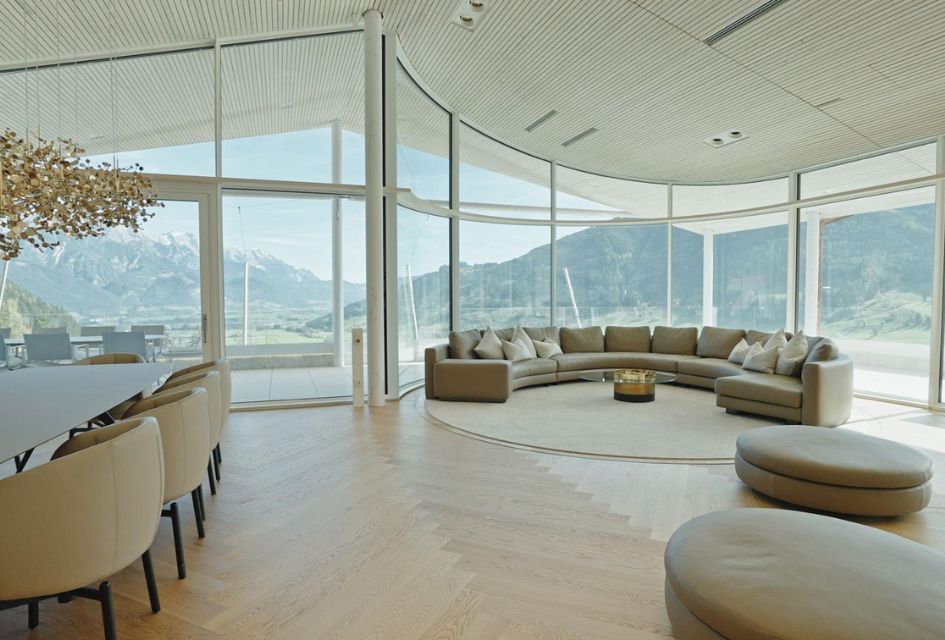 Spacious living room of Julisam Estate, with giant windows to get a great holiday view of the mountains!