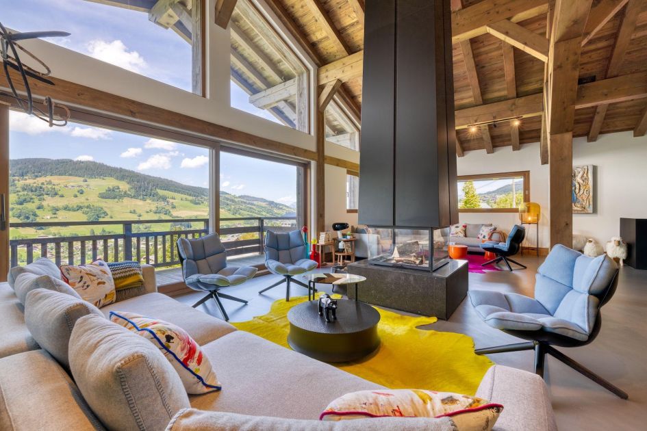 Chalet Kantaa's open-plan living area is well-suited for those large summer chalet holidays with everyone! Featuring double-height ceilings and contemporary furnishings, it's a beautiful space to admire the scenery outside.