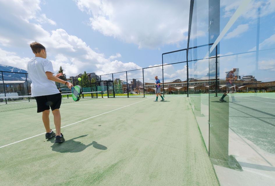 This outdoor padel court in Avoriaz benefits from glass walls and blue skies, that give players an amazing outlook whilst on the court.