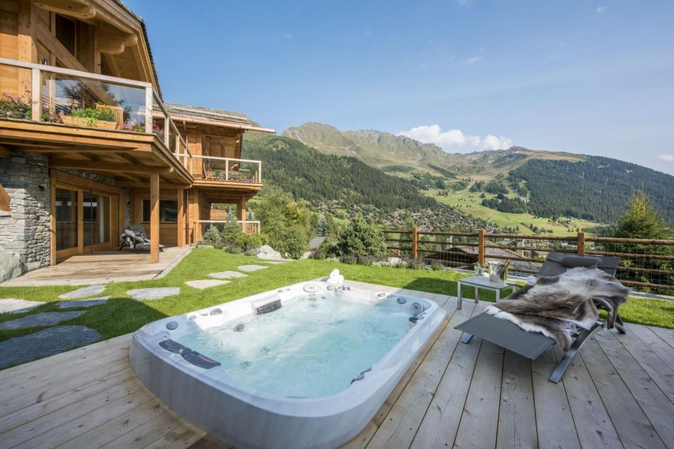 Dip your legs in the outdoor sunken hot tub and marvel at the summer mountain views in the distance.