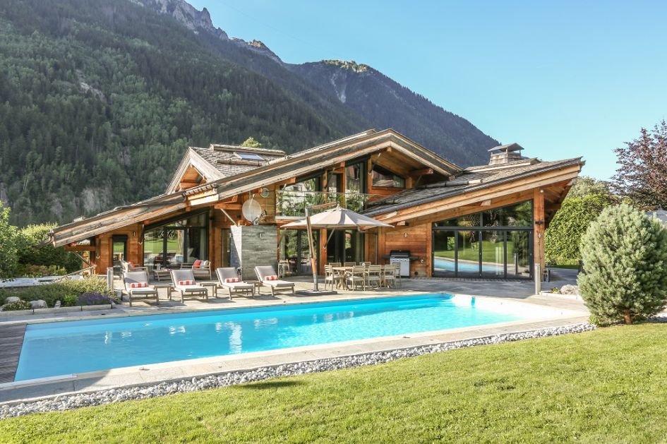 Vibrant chalet with swimming pool and pool loungers in Chamonix