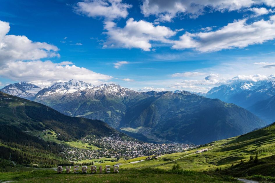 Credit: 2023 Verbier 4Vallées Incredible views over the centre of Verbier with stunning mountain ranges in the distance.