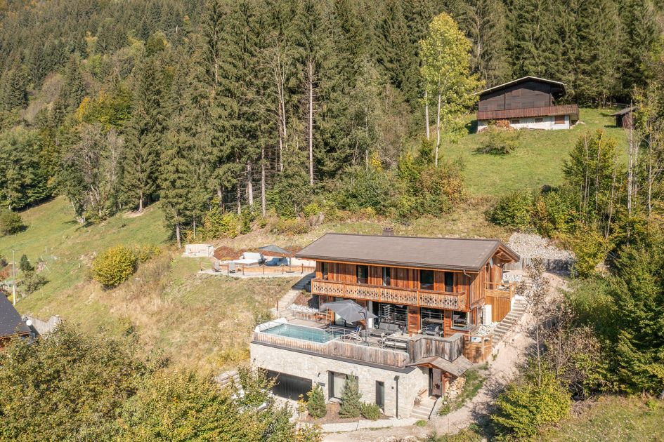 Hillside chalet with a swimming pool and alfresco dining, Morzine