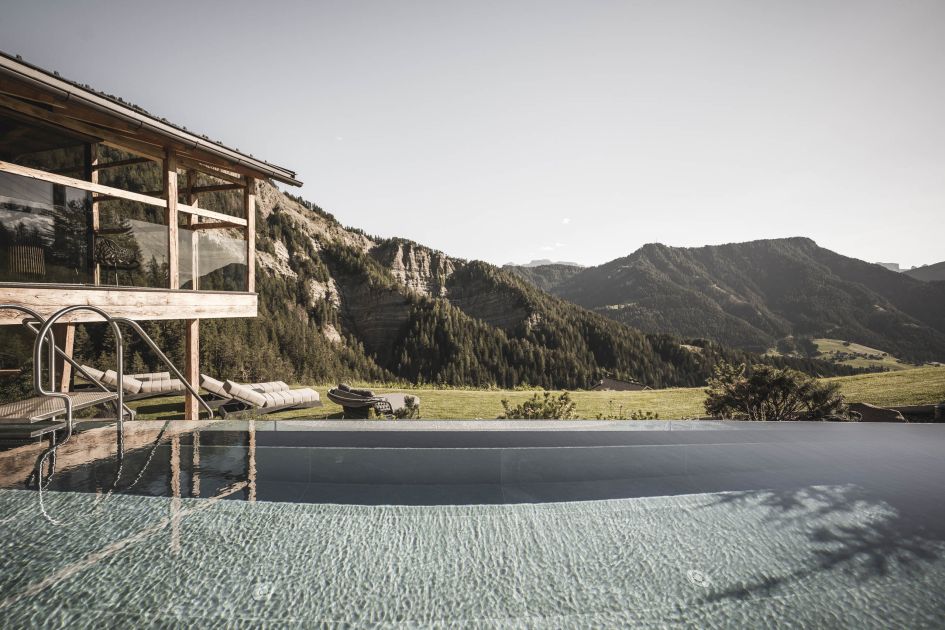 Chalet with an infinity pool overlooking the Italian Alps, Ortisei