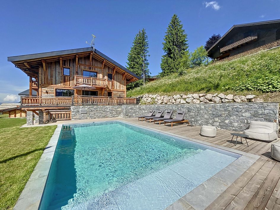 Chalet with balconies overlooking the valley, a swimming pool with poolside loungers, Les Gets