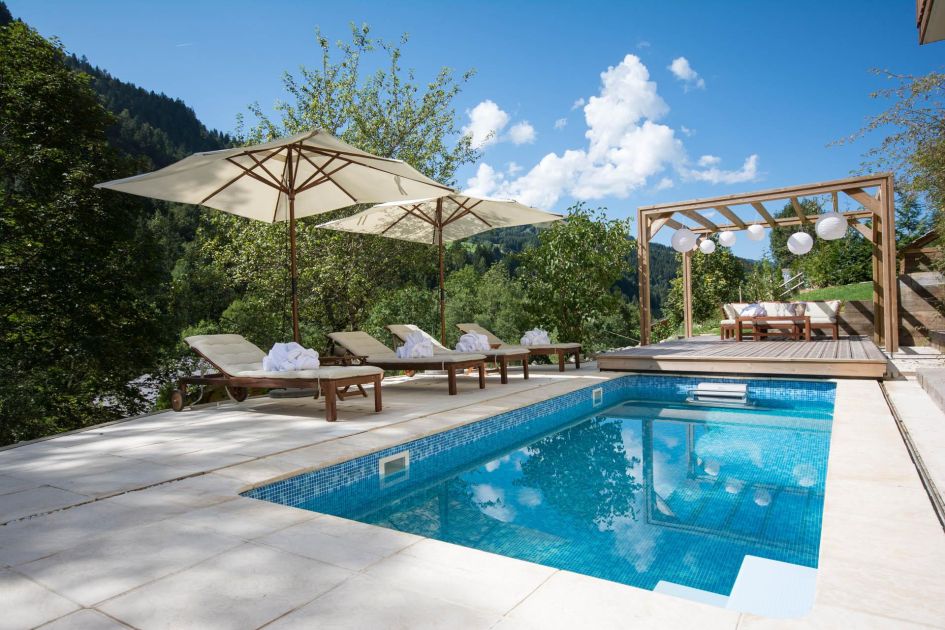 Chalet Twenty26 offering generous lounging space beside its swimming pool, Mozine