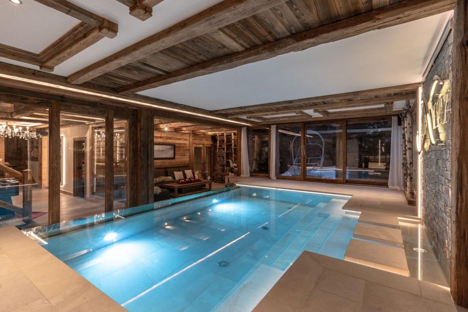 Indoor swimming pool at Chalet Infinity with a counter current and massage jets.