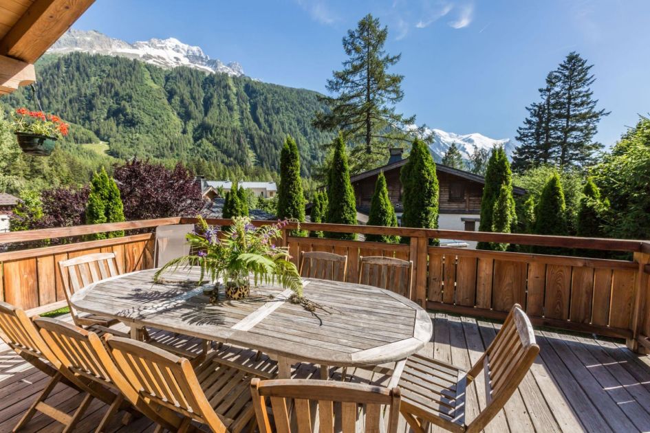 A roomy outdoor table on the balcony, partnered with Mont Blanc views, for guests to dine alfresco in style.