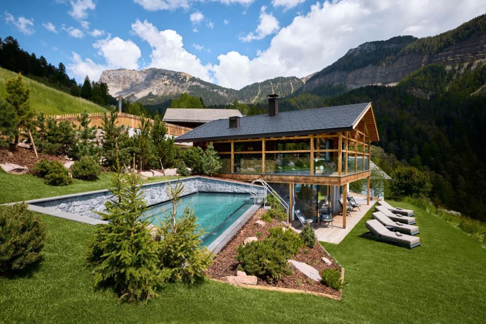 Chalet Vilaiet, Ortisei Chalet Vilaiet's luscious garden with sun loungers and an immaculate outdoor swimming pool.